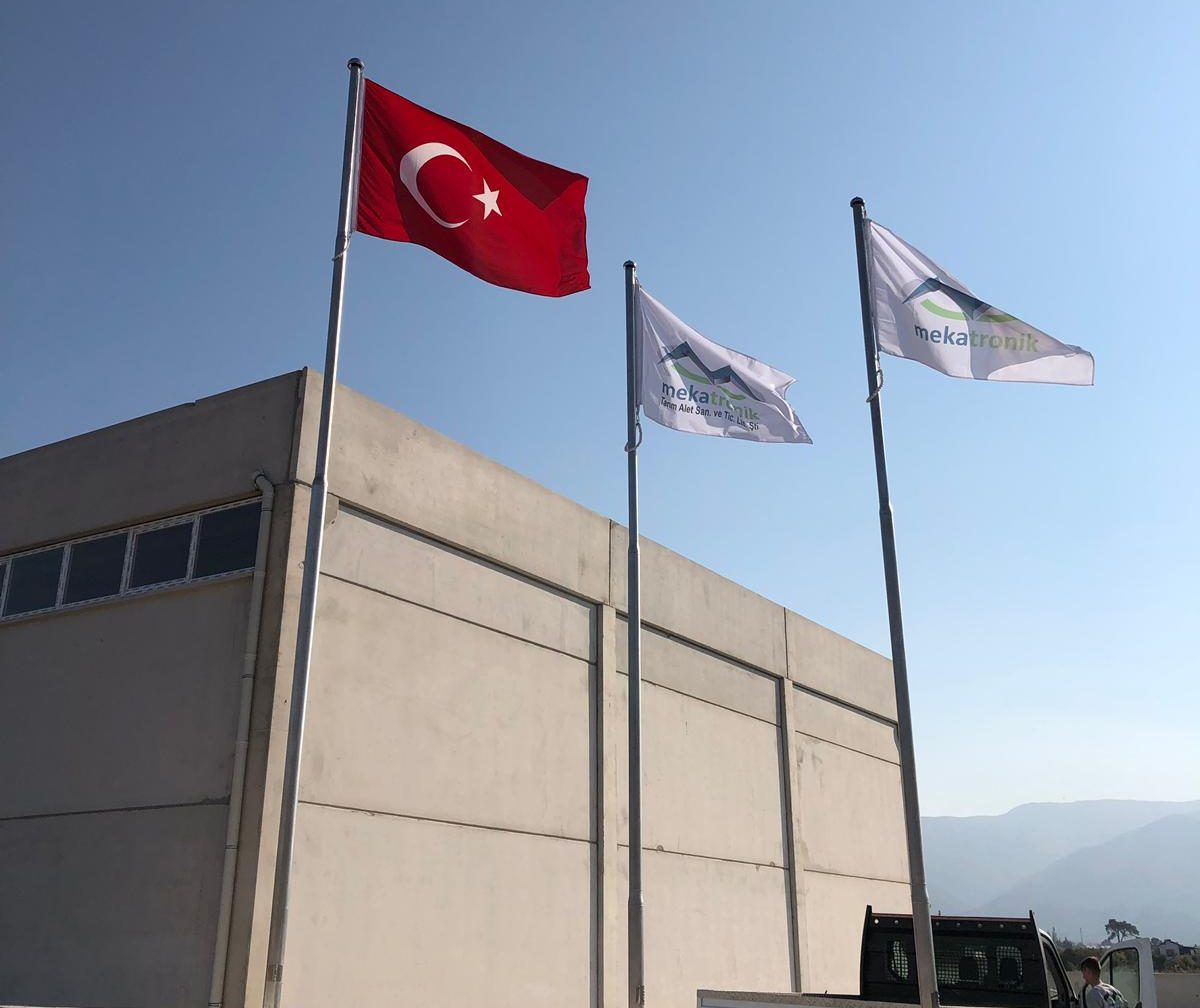 Mekatronik Makina ishlab chiqarish maydonida yigʻilayotgan zanglamas korpuslar